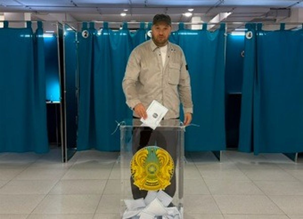 Василий Левит на избирательном участке