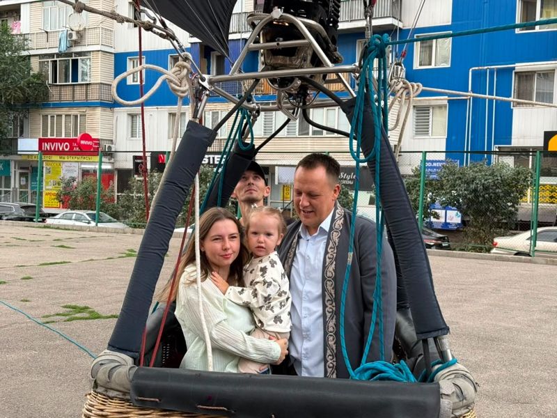 Семья прилетела на выборы в Курултай на воздушном шаре