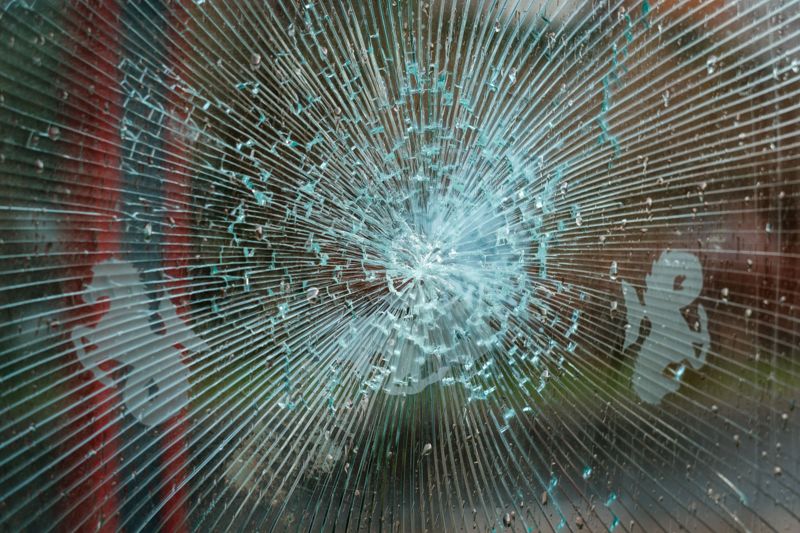 Ворвались в дом: неизвестные жестоко избили женщину в Ленгере