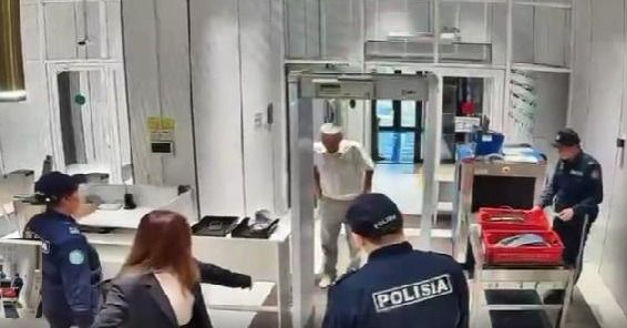 Пожилой казахстанец снял брюки в здании на виду у всех