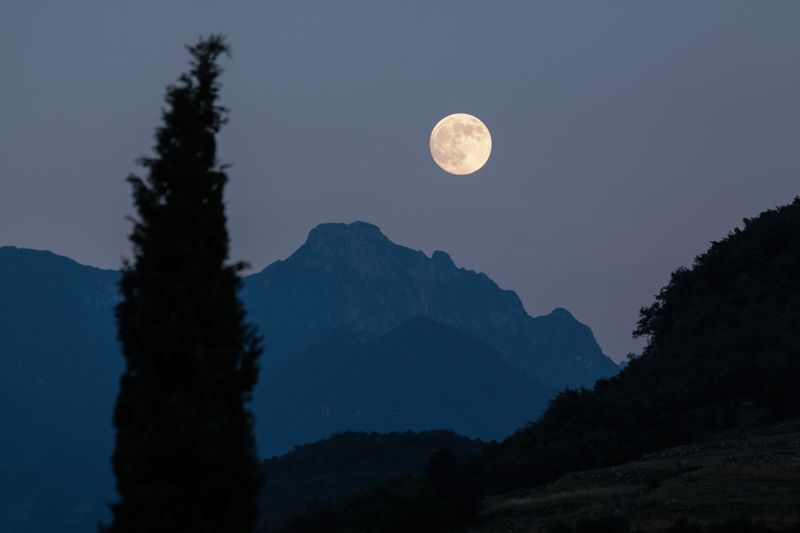 Казахстанцы смогут увидеть сближение Луны и Венеры