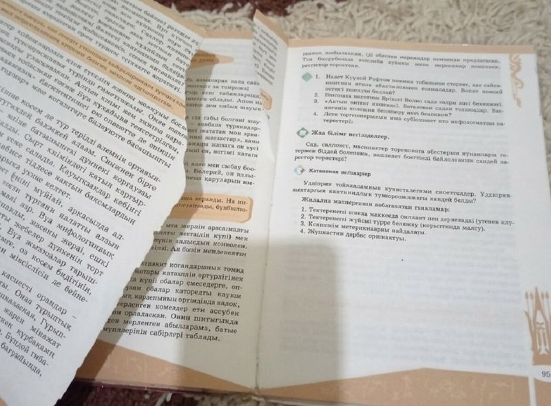 В Актау школьникам раздали рваные учебники