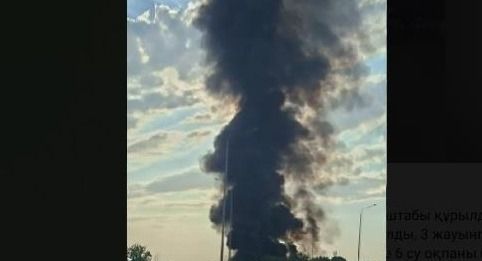 Огромный столб дыма поднялся над Алматы из-за пожара
