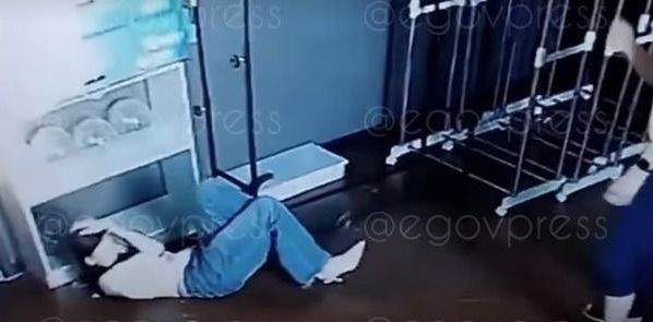 Лежала на полу: мужчина избил девушку в ЗКО