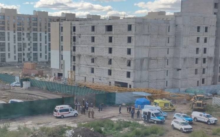 Женщина лишилась ноги после падения башенного крана в Астане