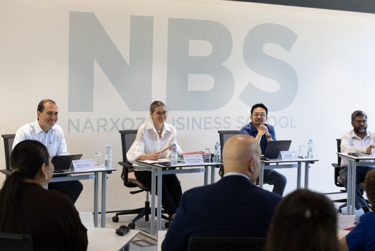 Эксперты международной комиссии AMBA и BGA во время рабочих сессий в кампусе Narxoz Business School