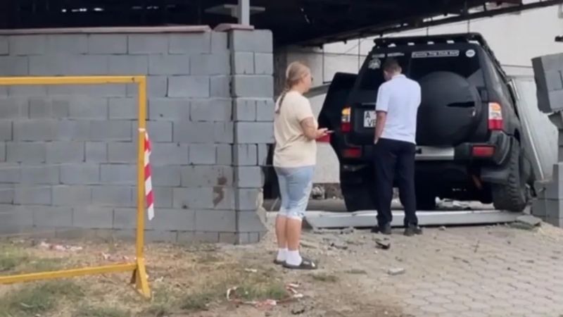 Школьник на джипе снес каменный забор в Алматы