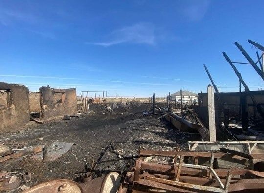 Огонь подбирался к дому: полицейский спас спящую семью от пожара в ЗКО
