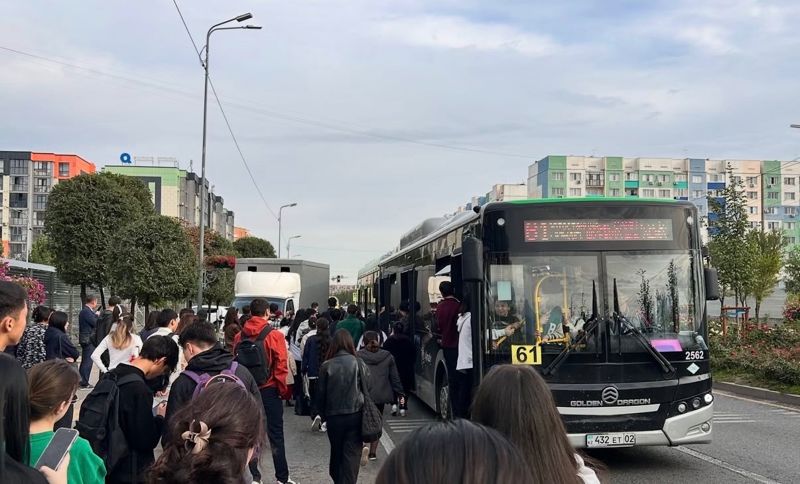 Забитые автобусы и школьники на остановках: алматинка пожаловалась на транспорт