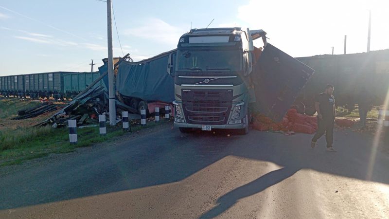 23 тонны лука рассыпались после ДТП в Акмолинской области