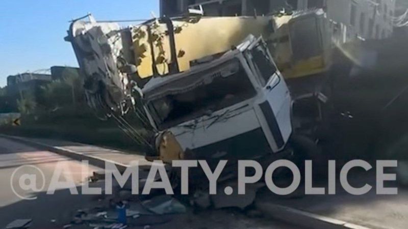 Многотонный МАЗ без водителя гнал по Восточке в Алматы