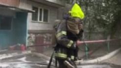 17 детей вывели из горящей многоэтажки в Караганде
