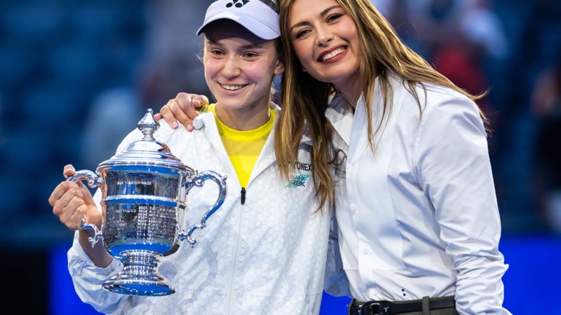 Мария Шарапова вручила Елене Рыбакиной трофей US Open