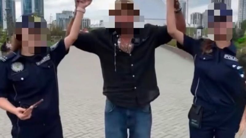 Сотрудниц полиции уволили после видео с иностранцем в Астане