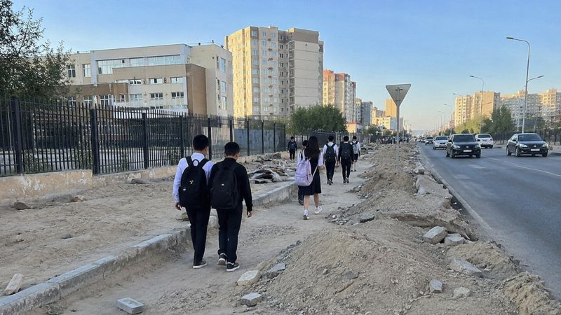 Школьникам в Актау приходилось идти на учебу через грязь и строймусор