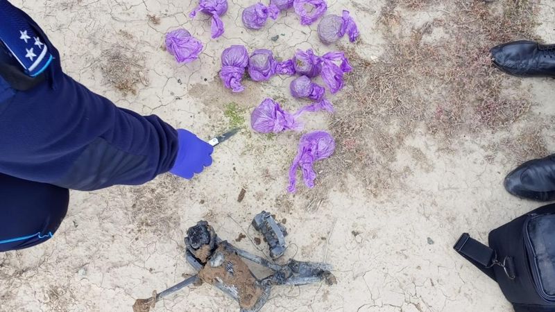 Военнослужащий нашел подозрительный дрон со свертком возле колонии в Атырау