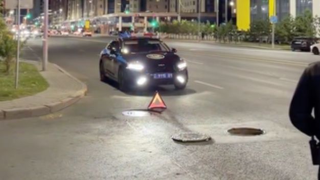 Крышка дорожного люка вылетела и повредила новое авто во время движения в Астане