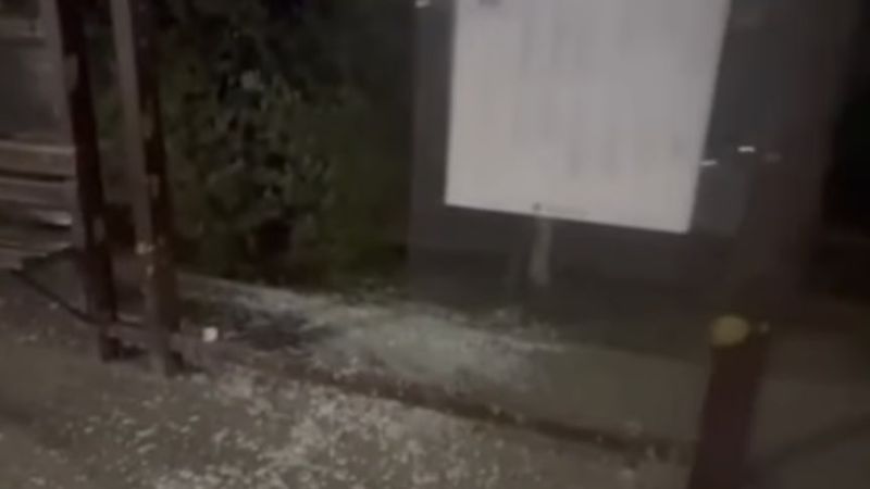В Астане подросток снес стекло на остановке ударом ноги: за ним пришла полиция
