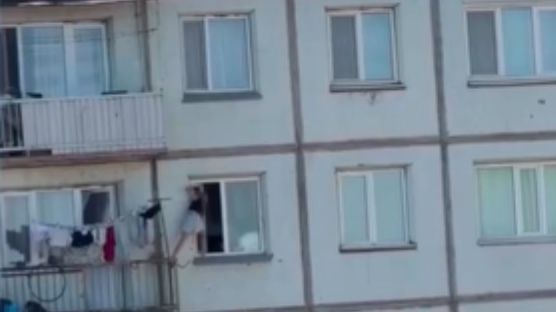 Девочки устроили опасную игру на четвертом этаже в Балхаше