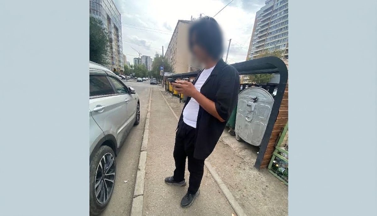 Парень разговаривает с мошенниками