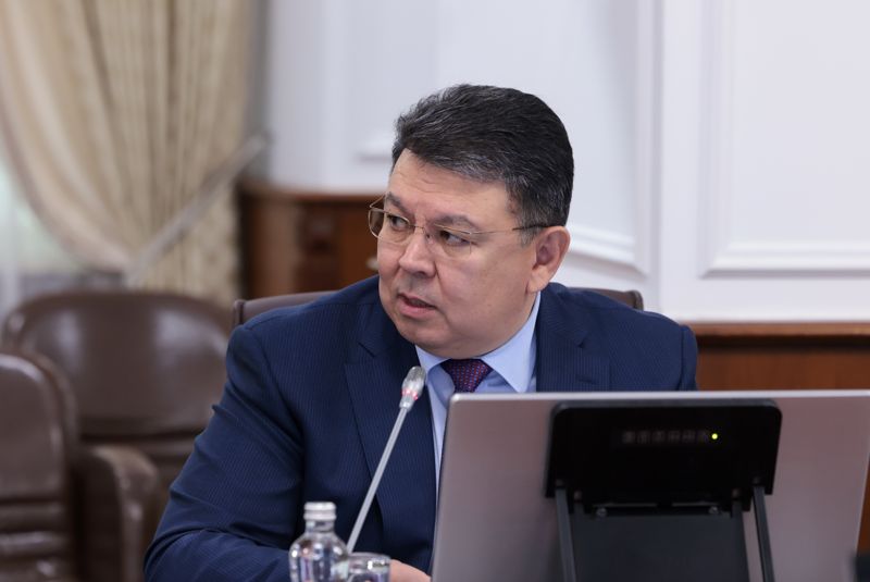"Лично займусь": Бозумбаев потребовал навести порядок в конкурсах ЖКХ
