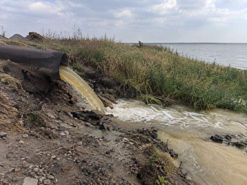В Акмолинской области заметили желтоватый поток возле озера Кайраты