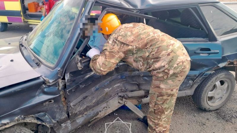 Сплющенная Lada превратилась в ловушку: пассажирку зажало после ДТП в Уральске