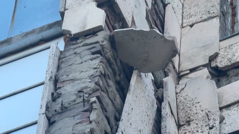 Жители Караганды бьют тревогу из-за облицовки после трагедии с Улданой Мырзуан