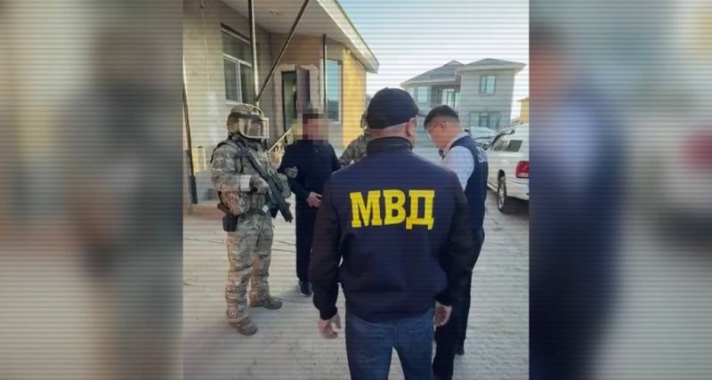 На границе Казахстана задержали подозреваемых в вымогательстве у водителей 
