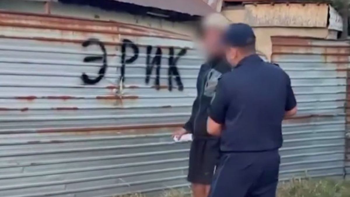 Житель Алматы получил пять суток за свое имя на заборе