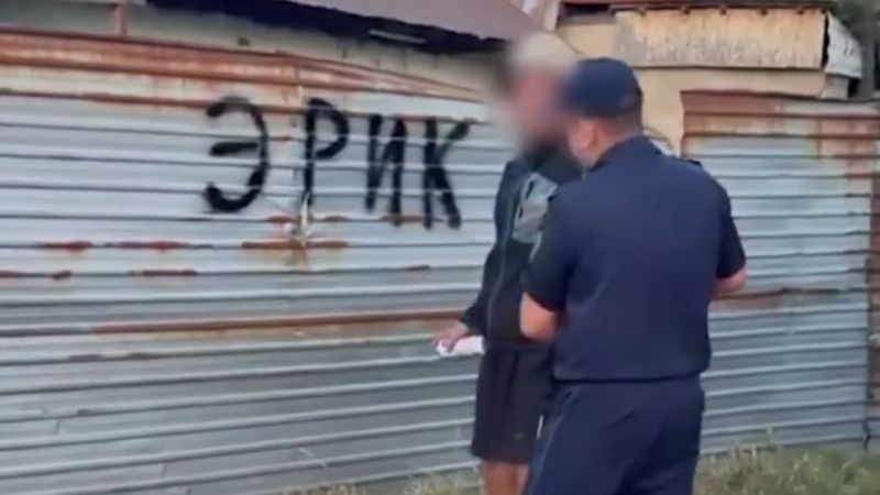 Житель Алматы получил пять суток за свое имя на заборе
