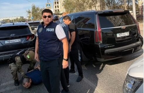 Кого ловит УБОП на улицах Актау? Видео задержаний слили в сеть