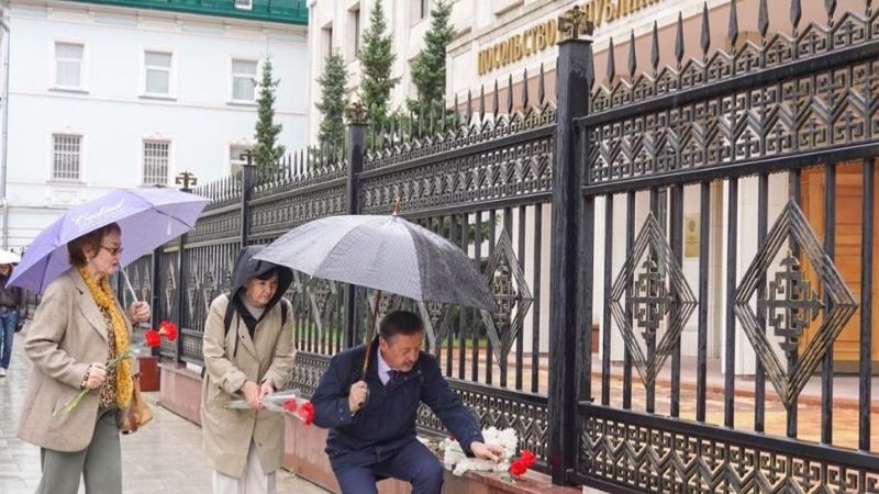 Скорбим вместе: цветы несут к зданию посольства Казахстана в Москве