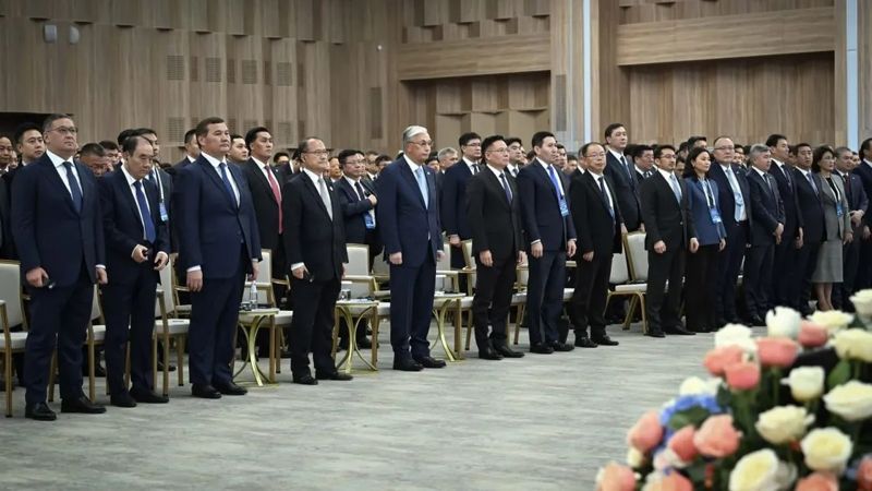 Токаев почтил минутой молчания память военнослужащих, погибших в Каспийском море