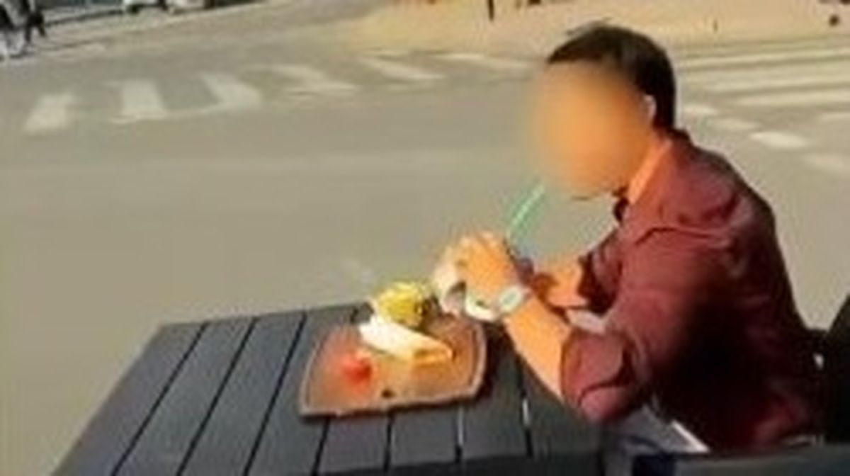 Житель Усть-Каменогорска обедал за столом на проезжей части
