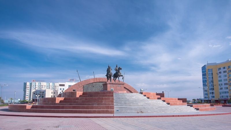 В Атырау отменили праздничные мероприятия ко Дню города после ЧП на Каспии