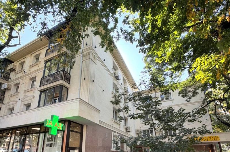 Фасады жилых домов обновляют в центре Алматы
