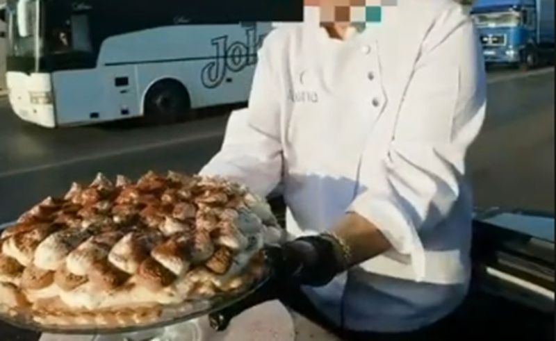 Казахстанка высунулась в люк авто и готовила торт на ходу: ее с супругом накажут