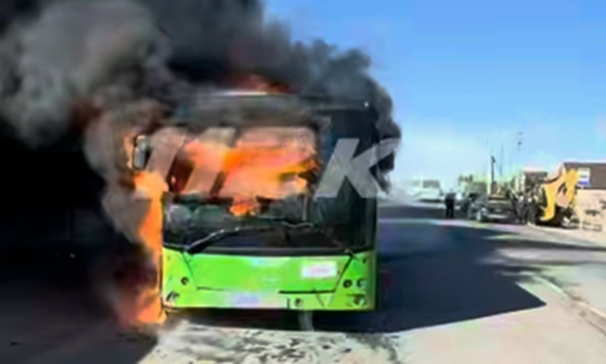 Автобус сгорел возле остановки в ЗКО