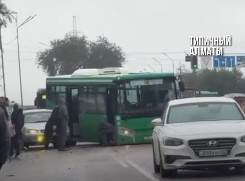 "Опоздали на работу и в школу": пробка в Алматы из-за просадки на улице Момышулы