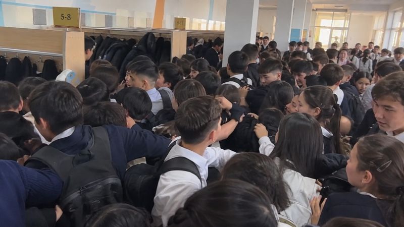 Давка в одной из школ Астаны: директор освобождена от должности