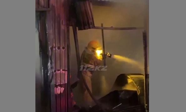 Спасатели вынесли из горящего киоска газовые баллоны в Актобе