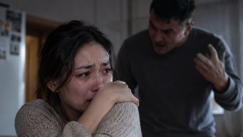 Он угрожает убить её: в Атырау учительницу терроризирует бывший муж