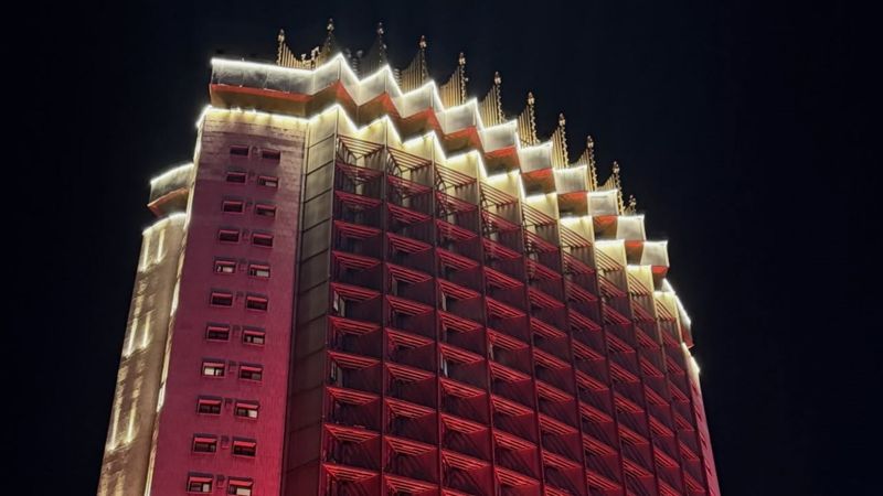 Гостиницу "Казахстан" подсветили в розовый цвет