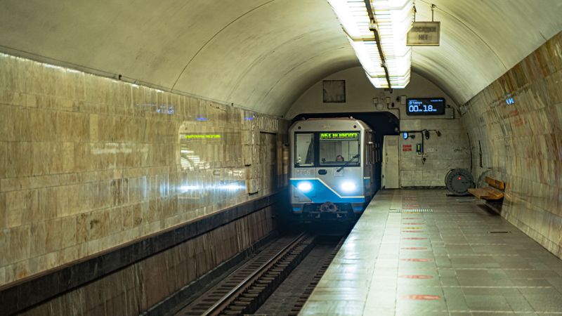 Пробки под землей: огромная очередь образовалась на станции метро в Алматы