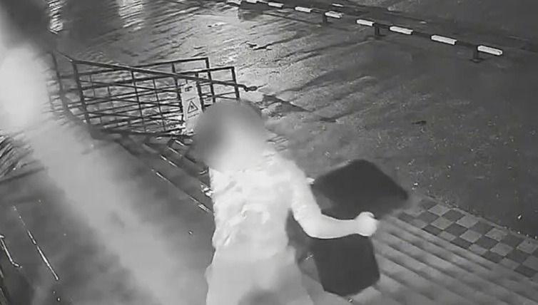 Пьяный мужчина напал на аптеку с мусорным контейнером в ЗКО