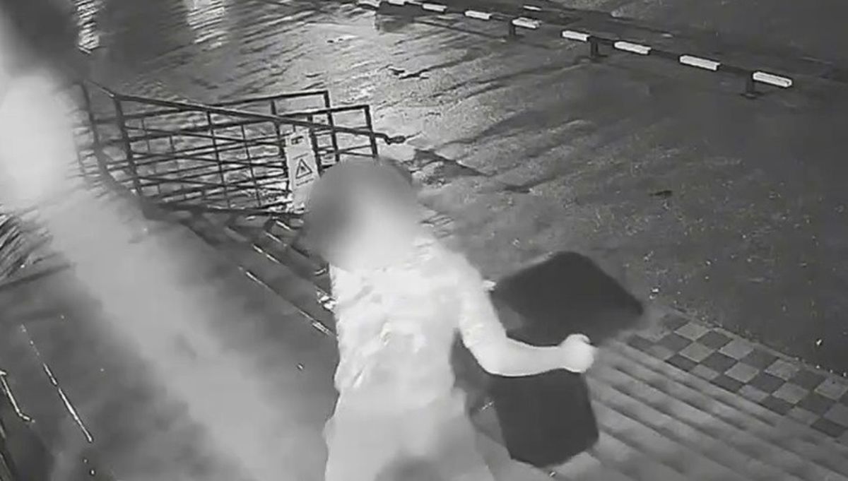Пьяный мужчина напал на аптеку с мусорным контейнером в ЗКО