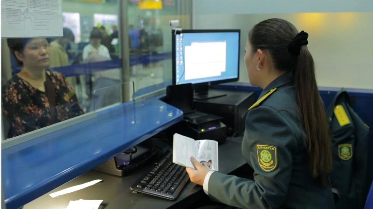 Иностранцы пытаются попасть в Казахстан с поддельными документами