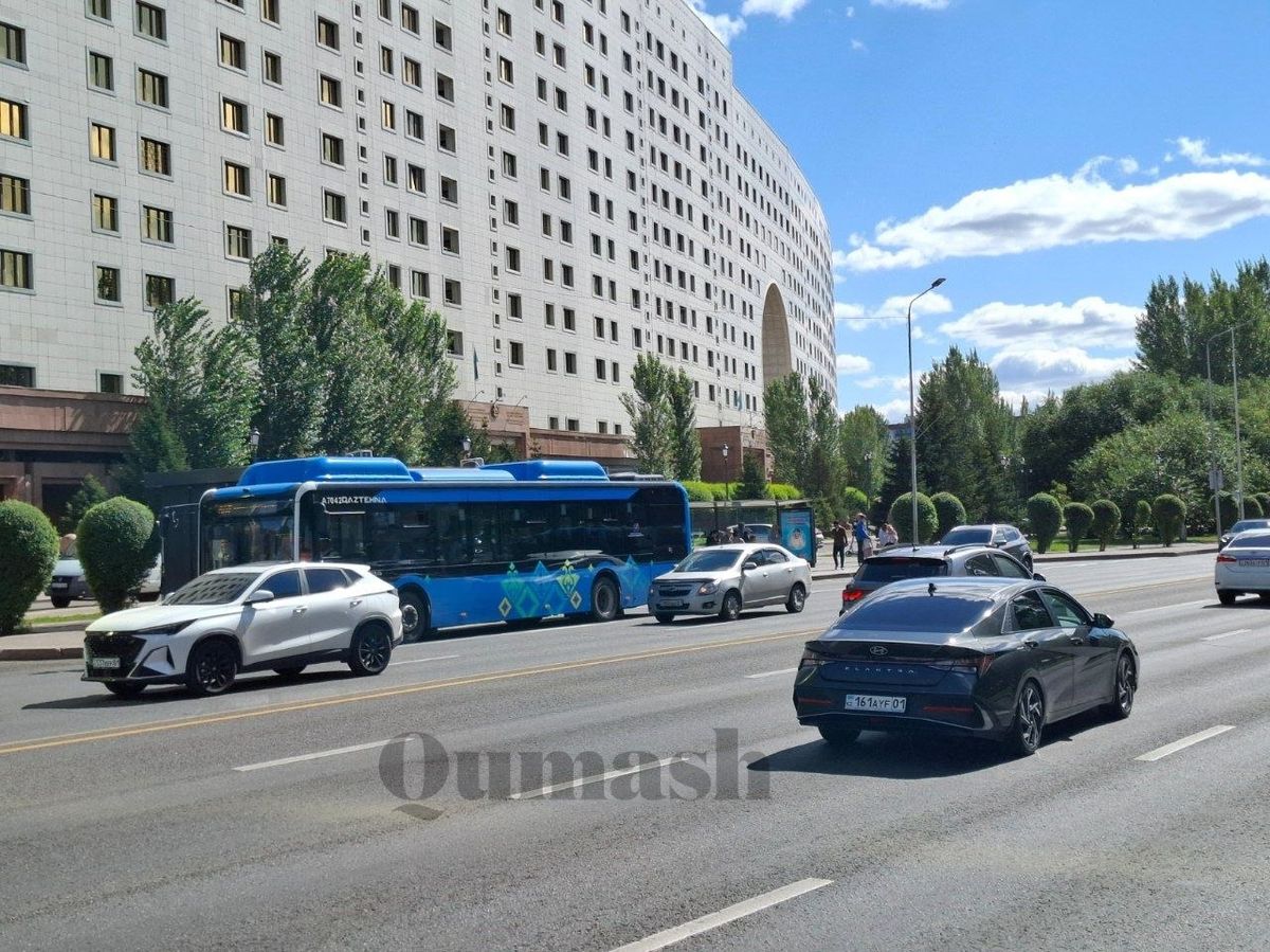 Астана, Дом министерств, автобус, дорога, автомобили