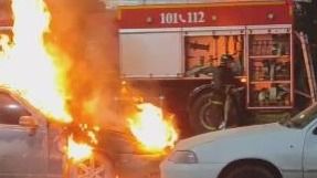 Автомобиль сгорел у входа в ТРЦ в Астане